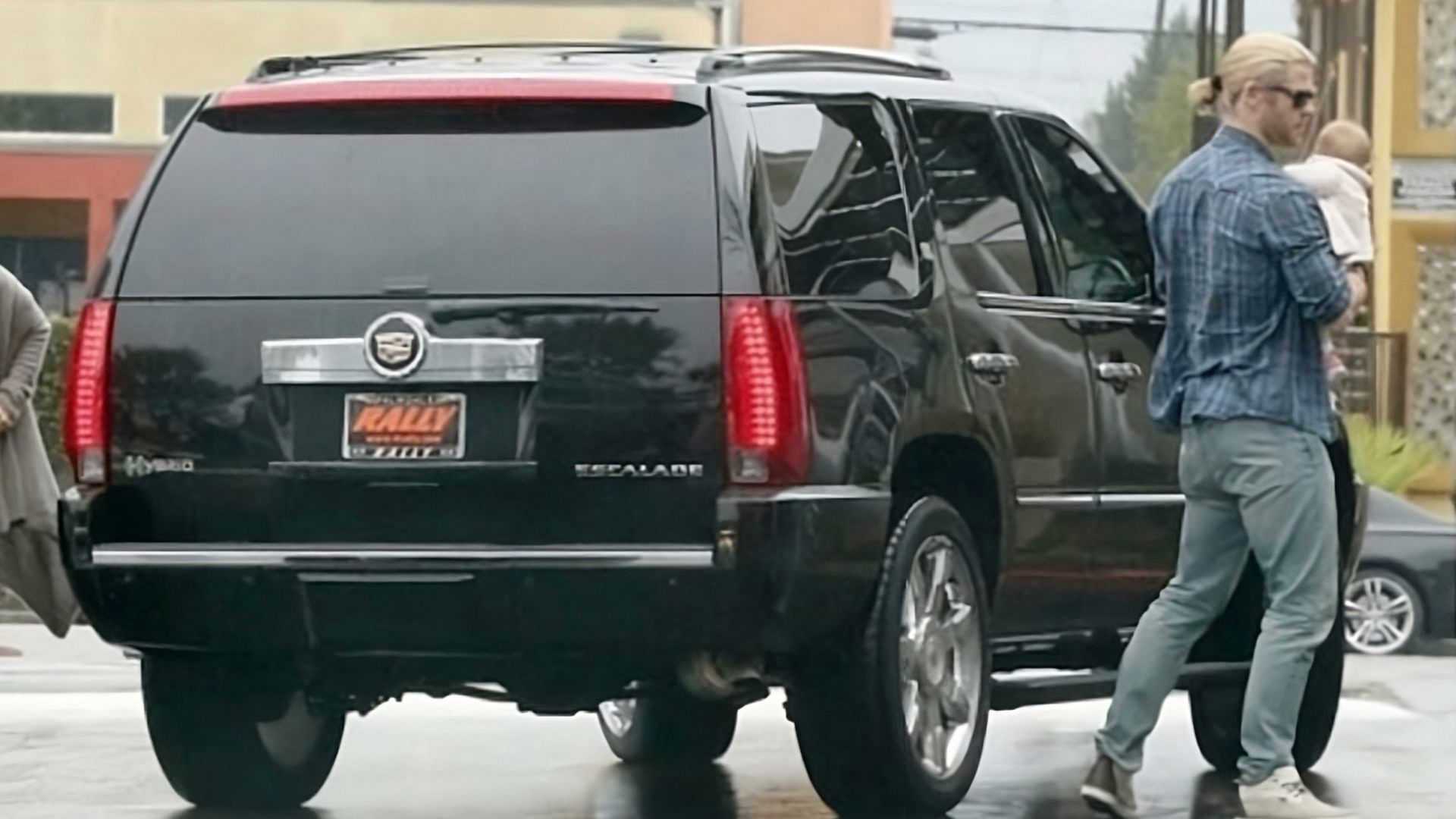 Chris Hemsworth's 2013 Cadillac Escalade Hybrid 